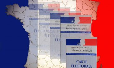 Map of France and 5 voters' cards on a blue, white and red background, representing the French national flag.